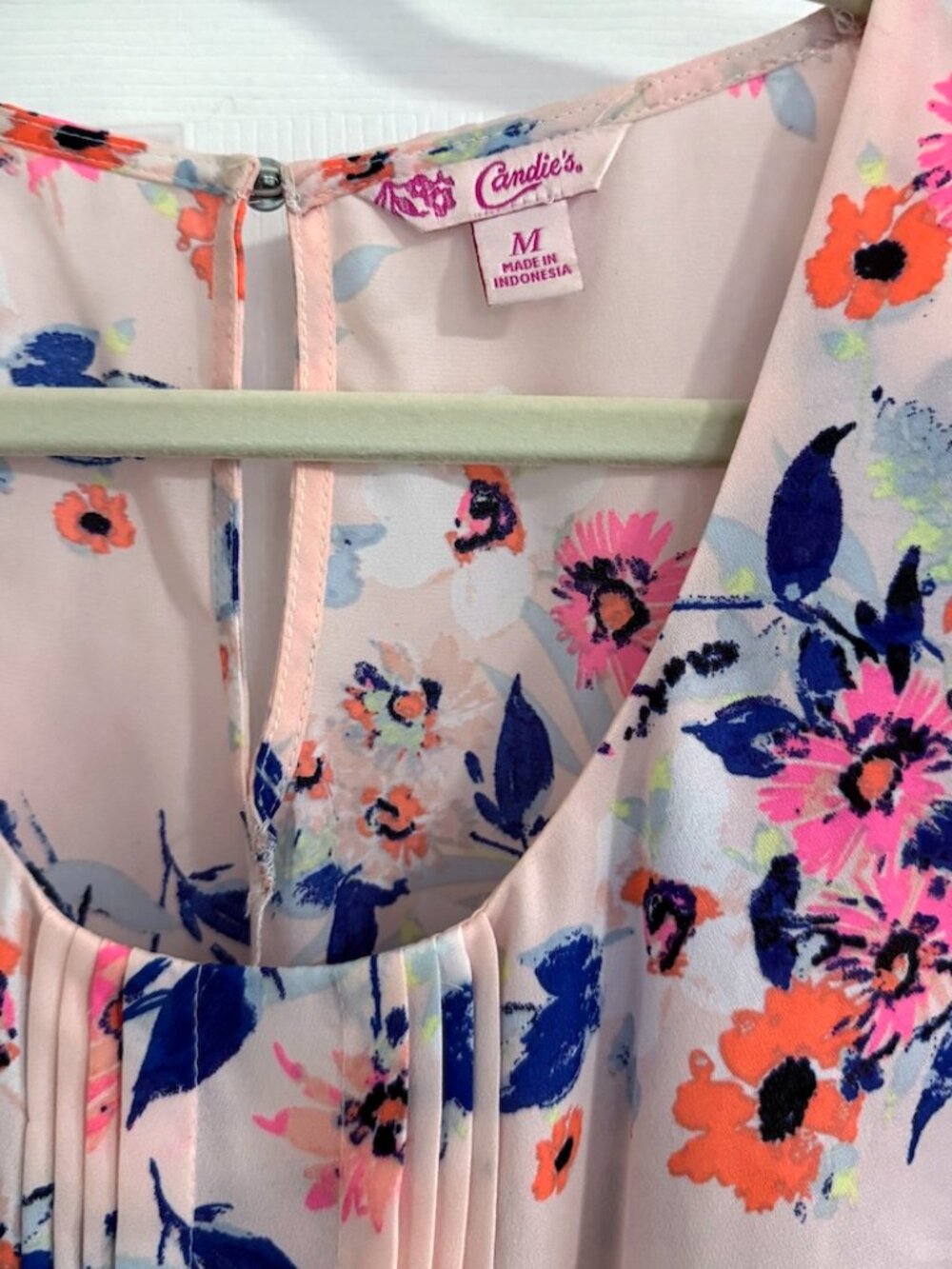 Candie's Floral Sleeveless Blouse Pink Multi Pleated Front Top Size Medium NWOT - Picture 2 of 3